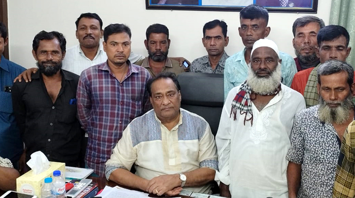  আলীপুর রিক্সা ও ভ্যান শ্রমিক দলের নেতৃবৃন্দের সাবেক এমপি খৈয়মের সাথে শুভেচ্ছা বিনিময়